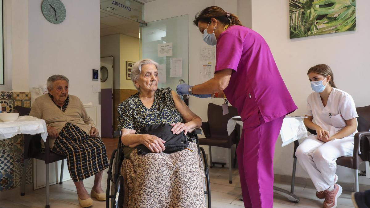 Empieza la campaña de vacunación con la cuarta dosis de covid en las residencias de ancianos