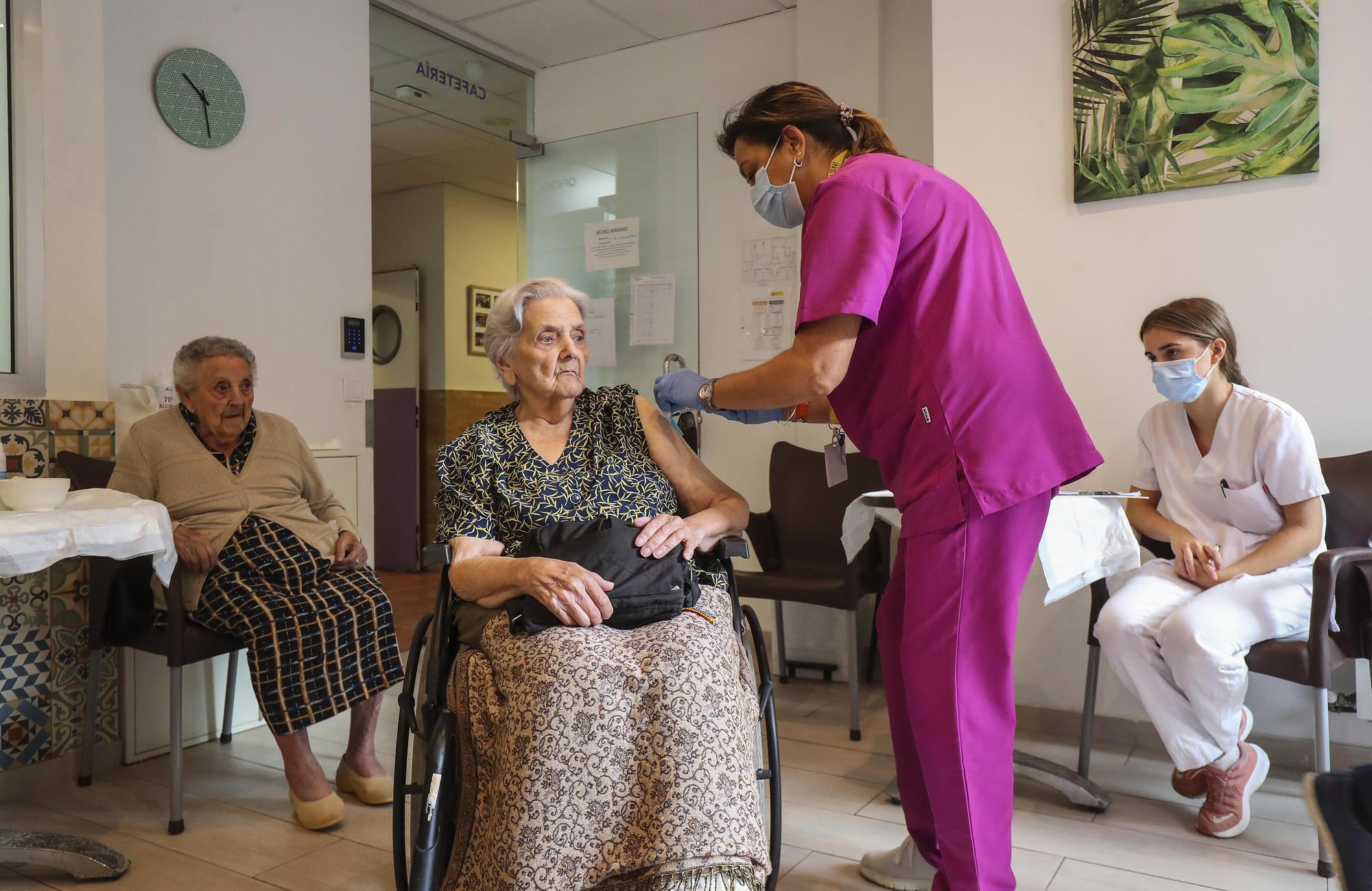 Empieza la campaña de vacunación con la cuarta dosis de covid en las residencias de ancianos