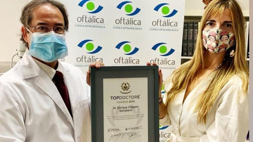 La directora de Cuentas de Top Doctors, Yolanda Mir Remón, ha entregado el premio al doctor Chipont en la Clínica Oftalmológica Oftálica