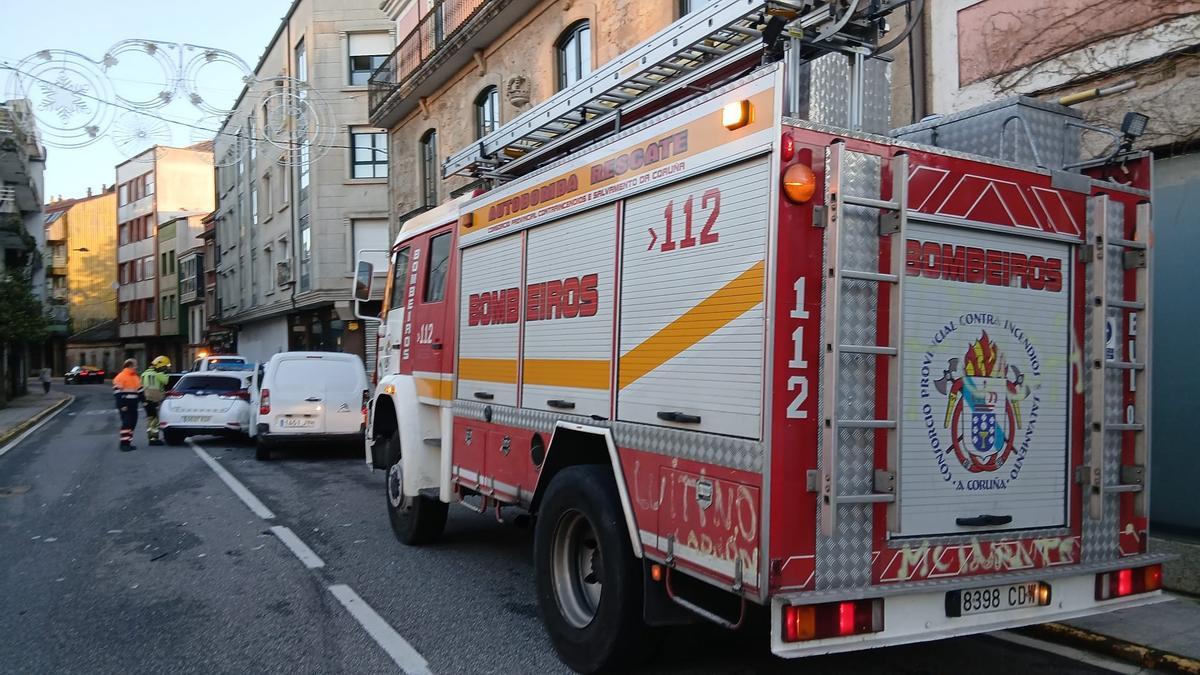 Efectivos de emergencias auxiliando a los ocupantes de los vehículos accidentados.