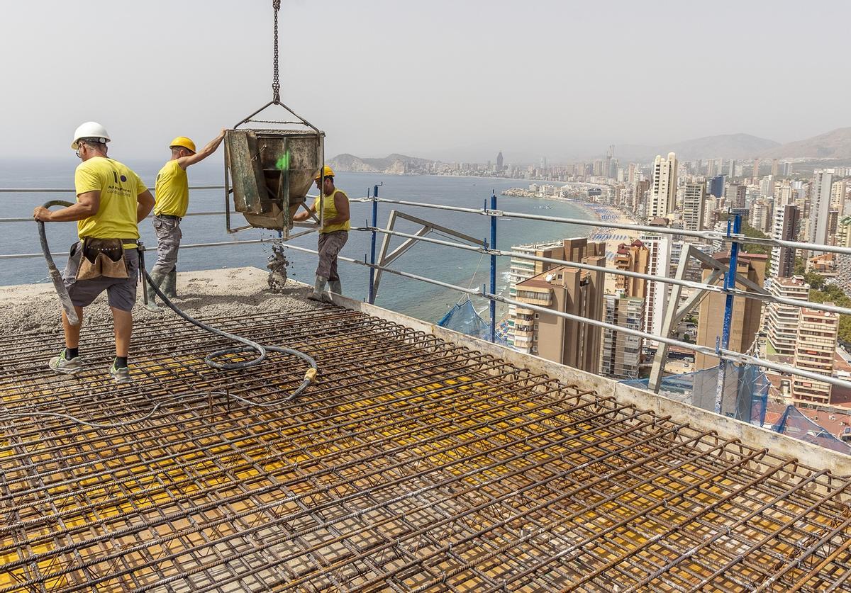Trabajos en una de las torres del establecimiento de Benidorm, donde se aprecia las vistas que tendrá la terraza.
