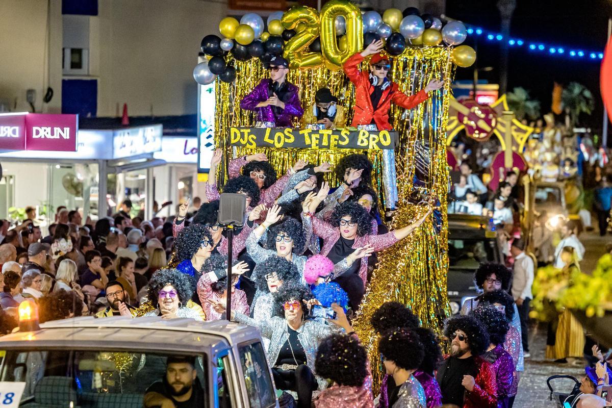 Un colorido Desfile de Carrozas cierras las fiestas de Benidorm