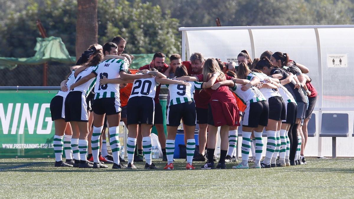 Jugadoras del Córdoba CF Femenino en la Ciudad Deportiva antes de un partido.