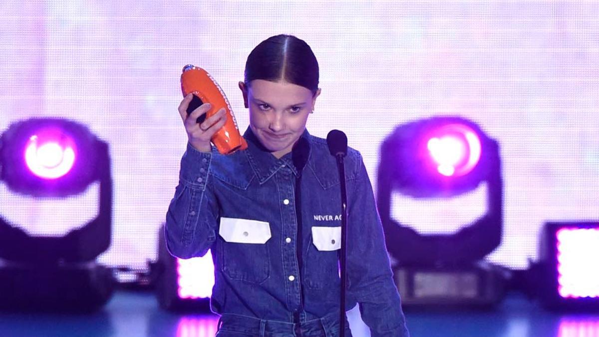 Millie Bobby Brown recoge su premio como mejor actriz en los Kids' Choice Awards