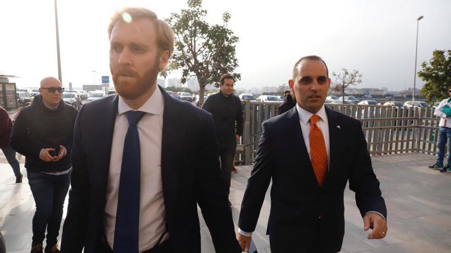 Uno de los abogados del equipo de Al-Thani, junto a Richard Shaheen, a la entrada de la Ciudad de la Justicia de Málaga.