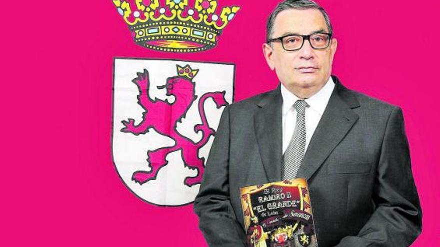 José María Manuel García-Osuna Rodríguez, con su último libro. | Cedida