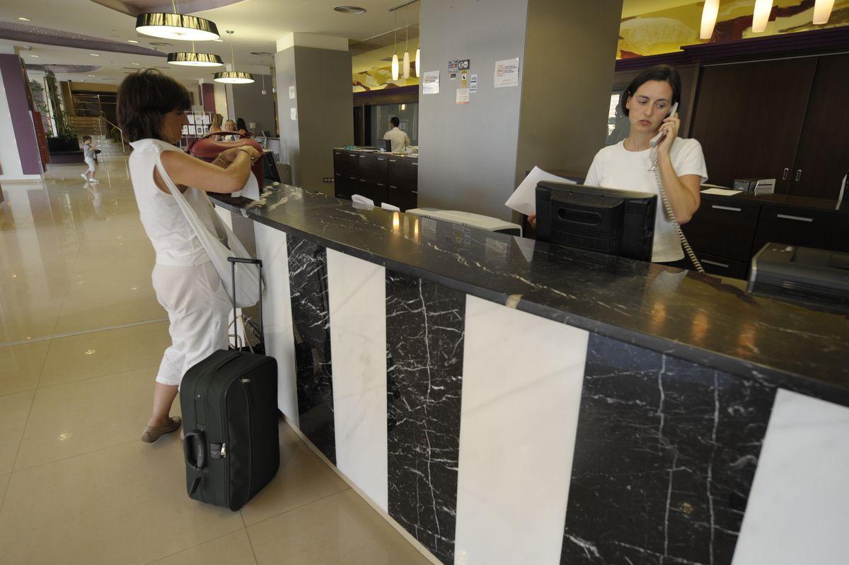 Turistas a su llegada a la recepción de un hotel en Orpesa.