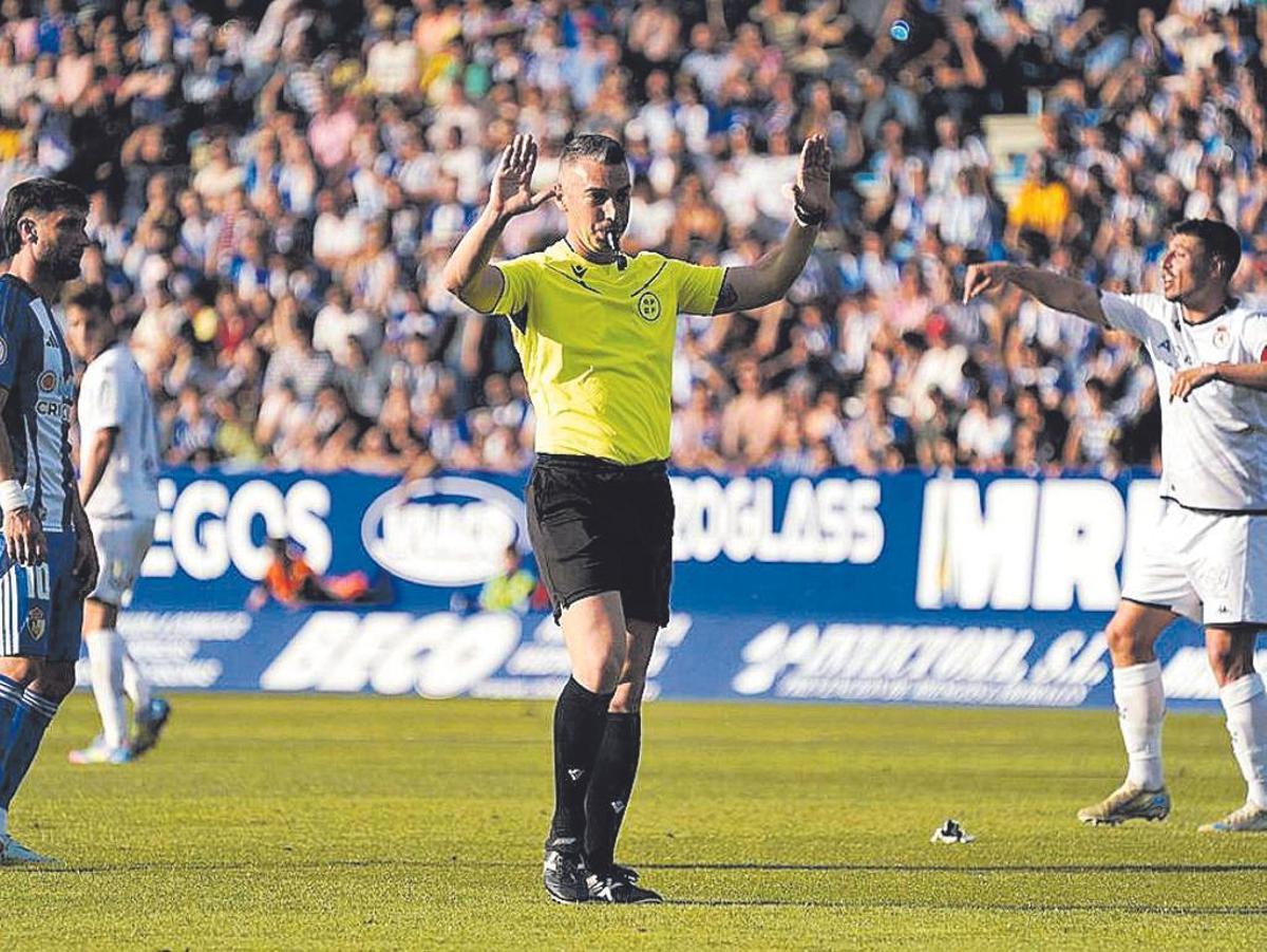 El árbitro Alonso de Ena Wolf, durante un encuentro.