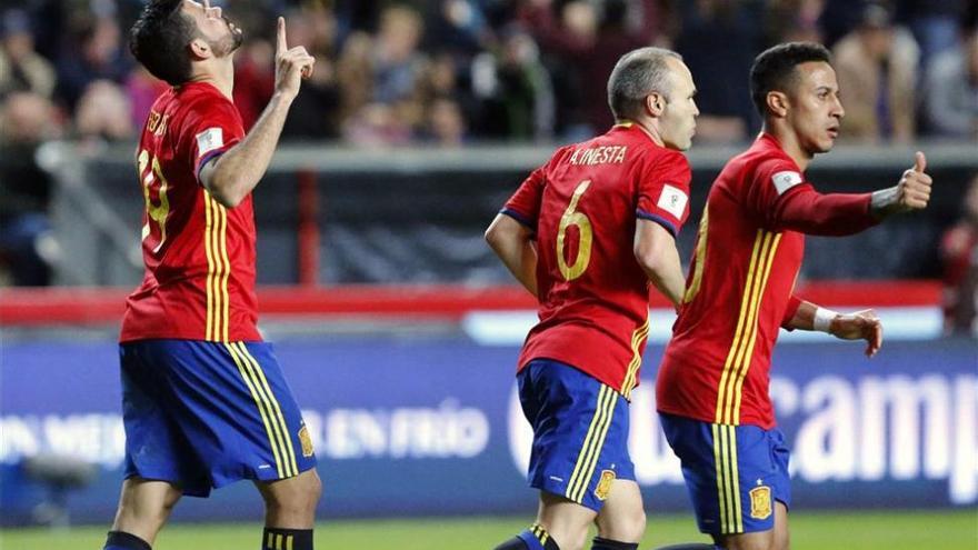 España agarra el liderato con fuerza y goles (4-1)