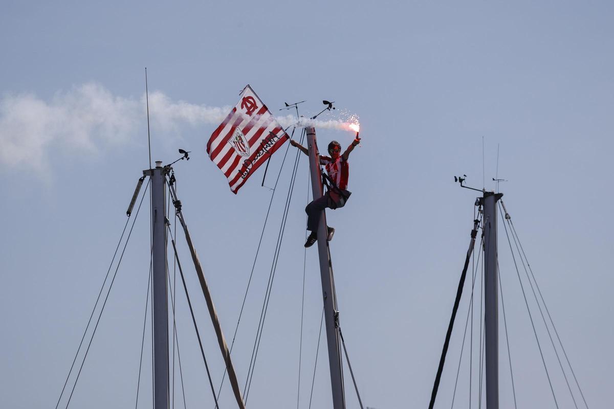 El Athletic celebra la Copa del Rey con una afición volcada con la gabarra. El Athletic celebra la Copa del Rey con una afición volcada con la gabarra.