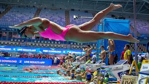 Martina Carraro de Italia se zambulle en la piscina durante una sesión de entrenamiento en el Campeonato Mundial FINA de Gwangju 2019, Gwangju.