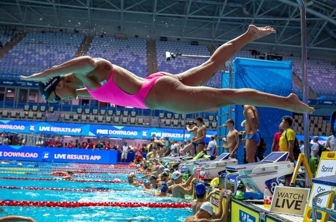 Martina Carraro de Italia se zambulle en la piscina durante una sesión de entrenamiento en el Campeonato Mundial FINA de Gwangju 2019, Gwangju.