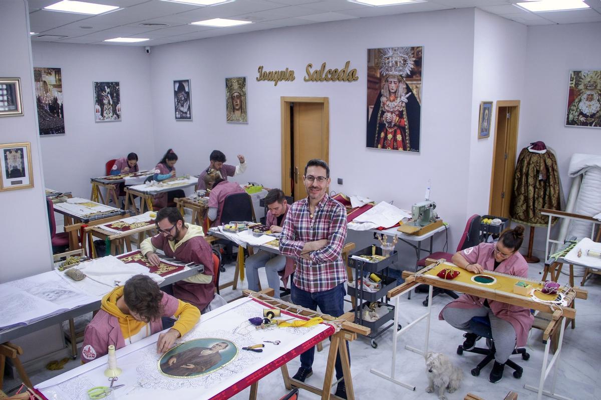 Joaquín Salcedo, en su nuevo taller de bordados inaugurado recientemente en la calle Baños, de Sevilla, donde ahora reside.