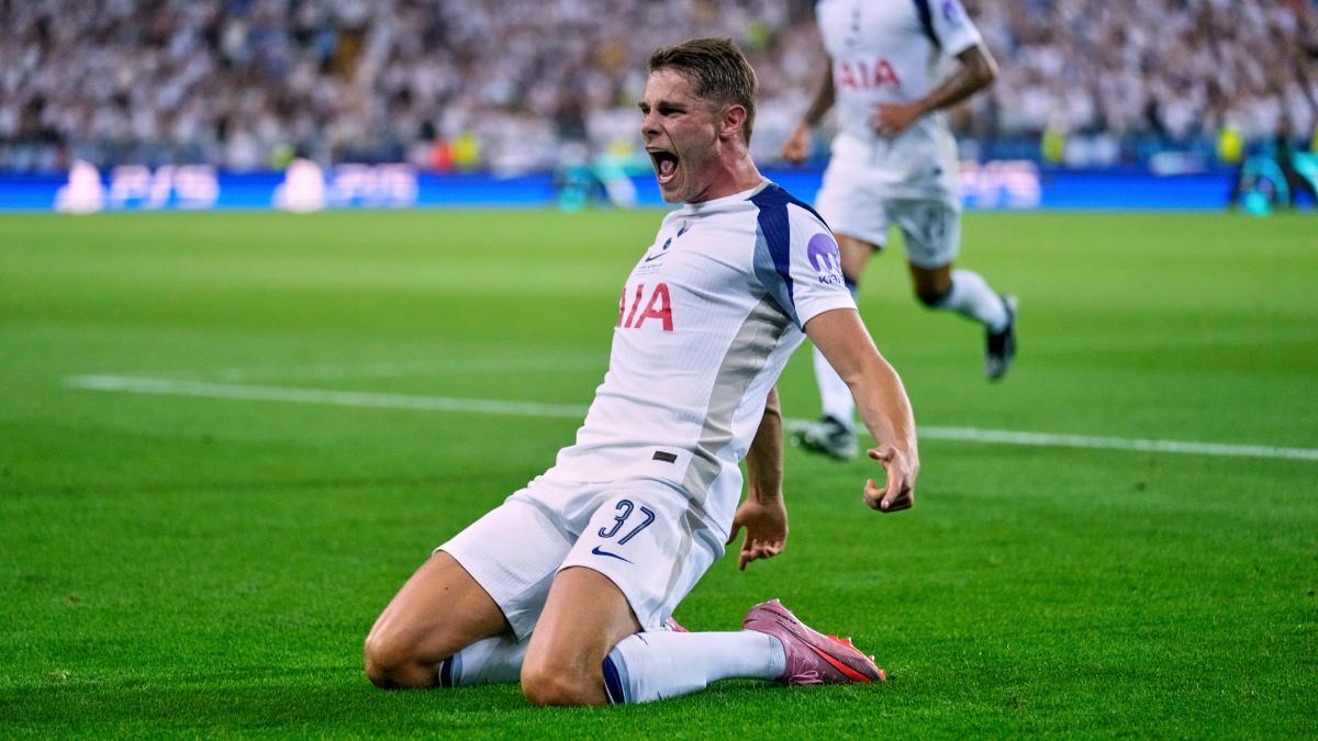 Micky van de Ven celebra el 0-1 en el friuli de Udine