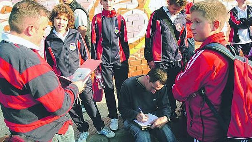 Jugadores de ambos equipos, en primer término, con familiares detrás, ante el recinto deportivo que estaba cerrado.