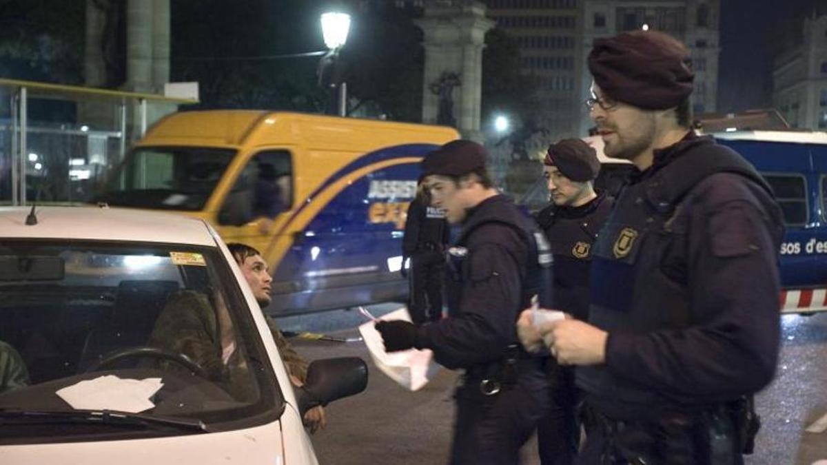 Control nocturno antidroga de los Mossos en Barcelona.
