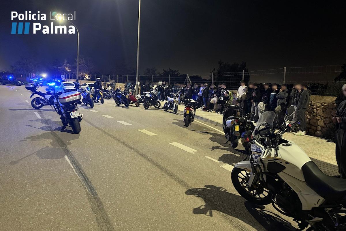 Agentes de la Policía Local, con los jóvenes sorprendidos en Son Ferriol.