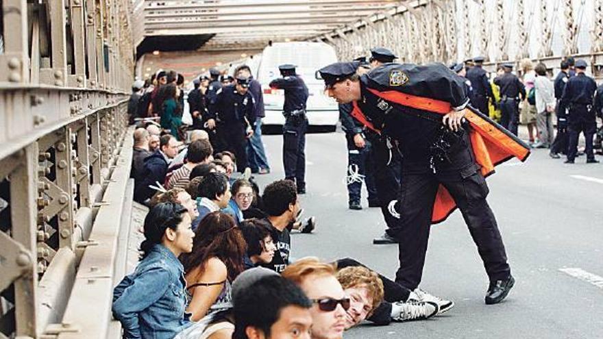 Policías y manifestantes, frente a frente, en el puente de Brooklyn.