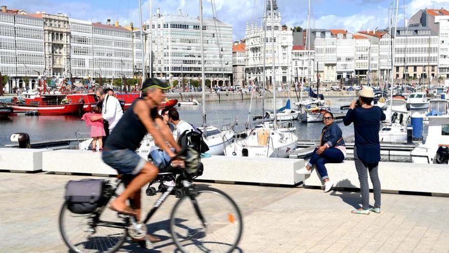 La Marina coruñesa, un día de buen tiempo.