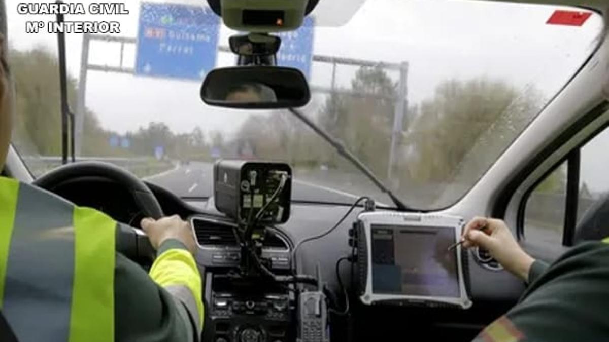 Agentes de la Guardia Civil de Tráfico realizando un control de velocidad.