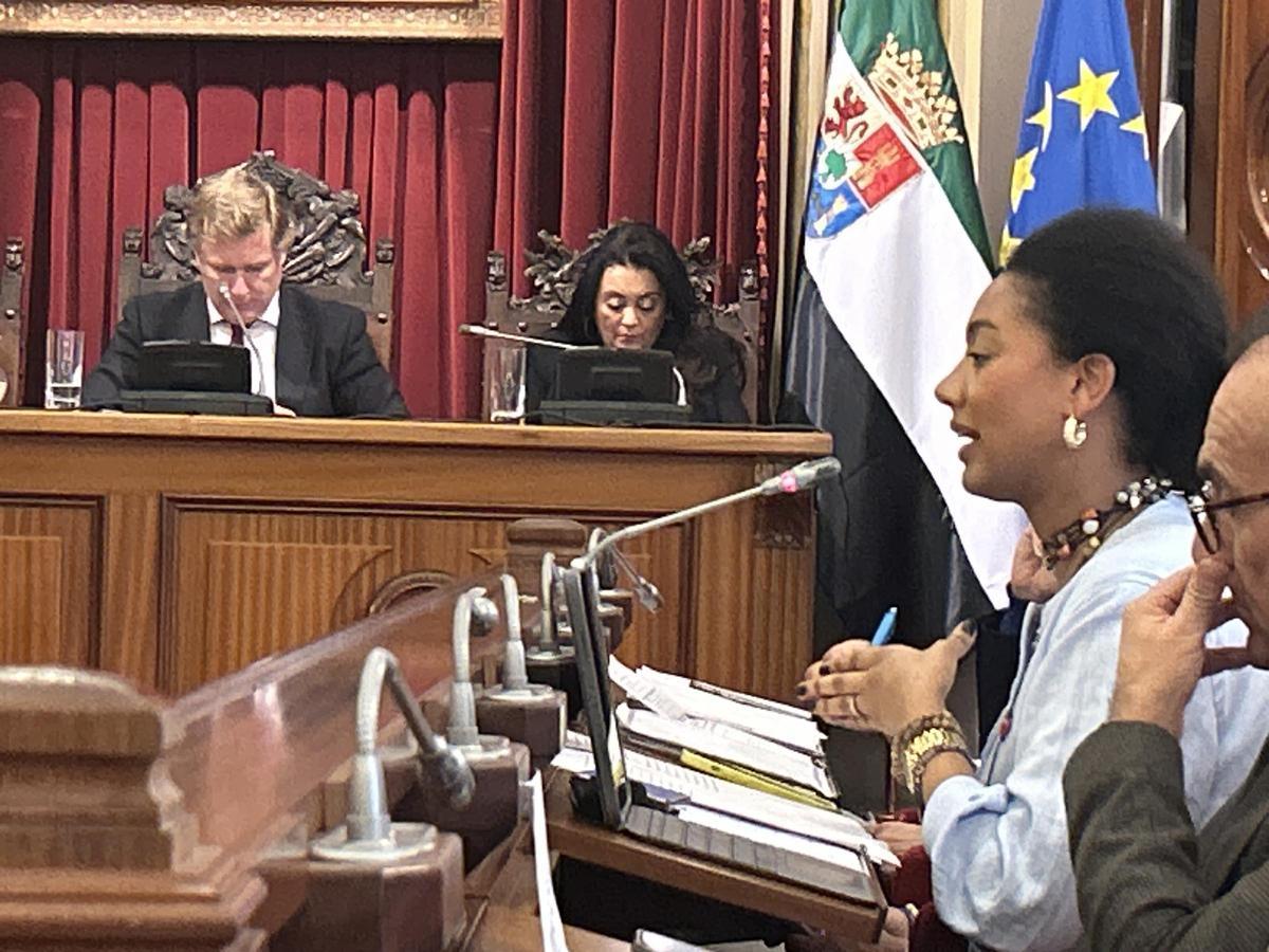La concejala del PP Mariema Seck, en una de sus intervenciones en el pleno de hoy.