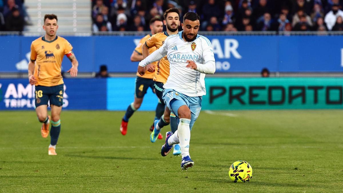 Rober González conduce el balón ante el Racing de Santander, ya ascendido a Primera División.