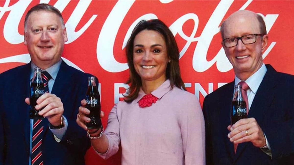 án Gamell (izquierda), nuevo consejero delegado de Coca-Cola European Partners, con Sol Daurella y John Brock.