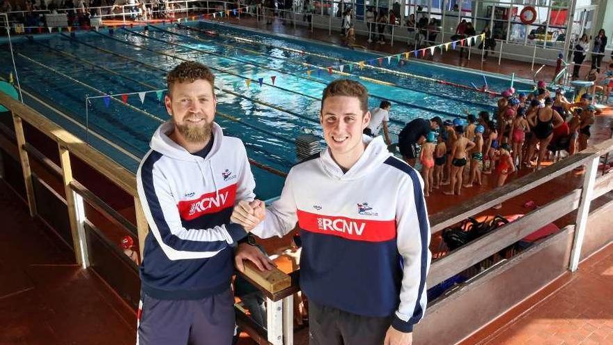 Miguel Martínez (dcha.), junto a su entrenador Sergio Silva, en la piscina del Náutico. // Marta G. Brea