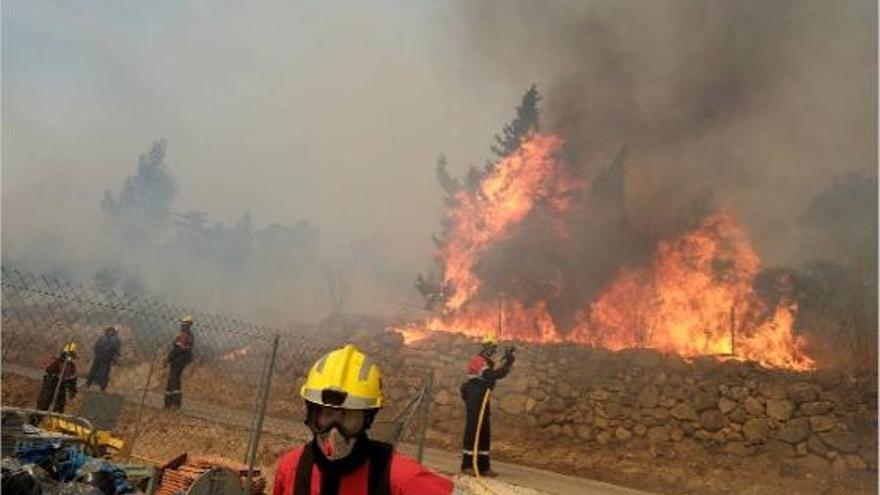 Imatge de l&#039;incendi a la Jonquera, amb les flames a prop del nucli urbà del municipi.