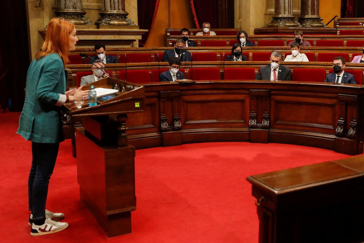 La líder de En Comú Podem, Jéssica Albiach interviene durante a la segunda jornada del debate de investidura celebrada en el Parlament este jueves. EFE/Alberto Estévez POOL