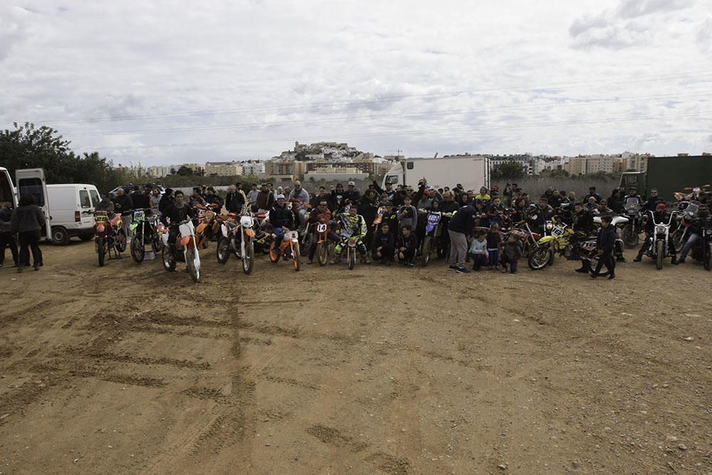 Un centenar de pilotos se ha reunido hoy para reclamar la construcción de un circuito de motocross en Ibiza.