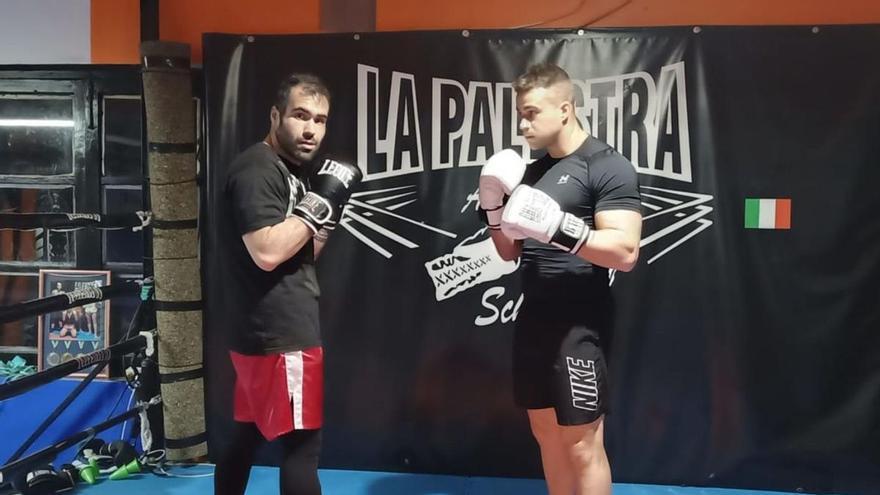 Arturo Suárez, a la izquierda, preparando el combate junto a su compañero Alberto Fernández. | D. M.