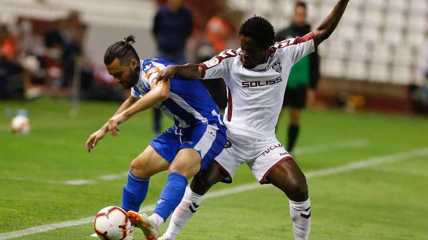 Quique protege el balón ante un futbolista del Albacete, en la primera jornada de liga.