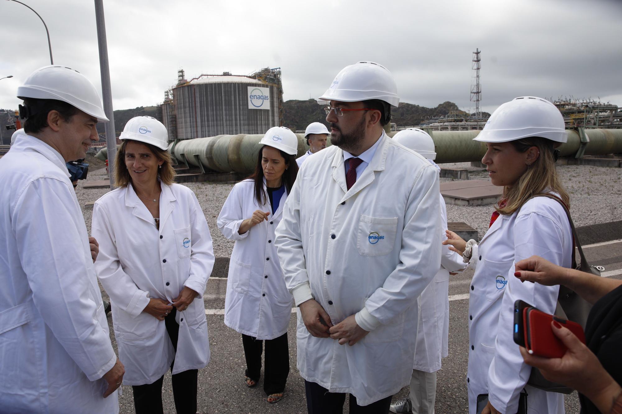 Teresa Ribera visita la planta regasificadora de El Musel