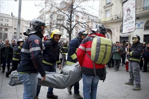 Concentración de bomberos en Zaragoza