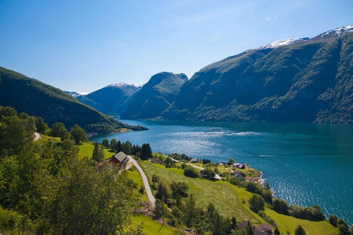 Los fiordos de Aurland, Noruega  Desde los fiordos de Aurland (Noruega), os deseamos muy buenos días a todos. La tranquila naturaleza de sus bosques y sus aguas en calma dotan a este lugar de un entorno único, rebosante de paz. ¡Feliz viernes!