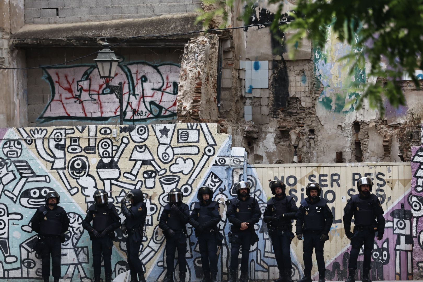 Fuerte presencia policial en el desalojo de un piso okupado en Ciutat Vella