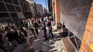 La manifestació d'estudiants a Manresa, avantsala d'un matí d'aldarulls i comerços abaixant les persianes per por