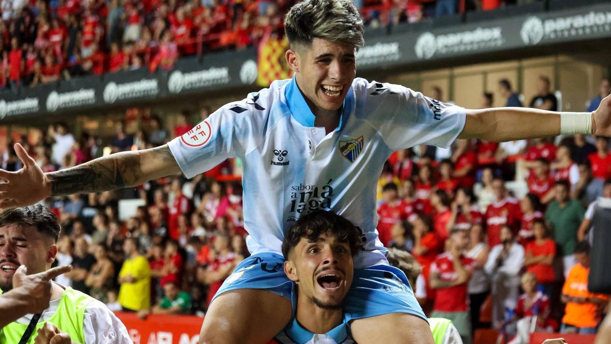 Celebración emotiva de los jugadores del Málaga CF tras conseguir el gol del ascenso ante el Nástic en Tarragona.