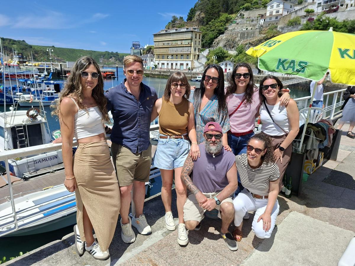 En imágenes: el muelle de Luarca es un hervidero para celebrar su comida en la calle
