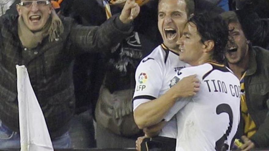 Roberto Soldado celebra con Tino Costa, el otro goleador de la noche, su decisivo tanto.