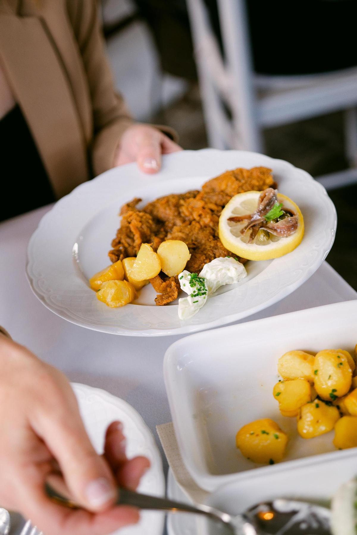 La milanesa junto a su guarnición.