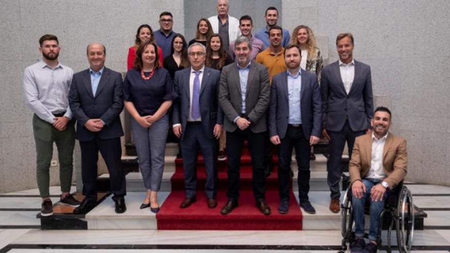 Fernando Clavijo (c), Alejandro Blanco (c) y una representación de jóvenes deportistas canarios