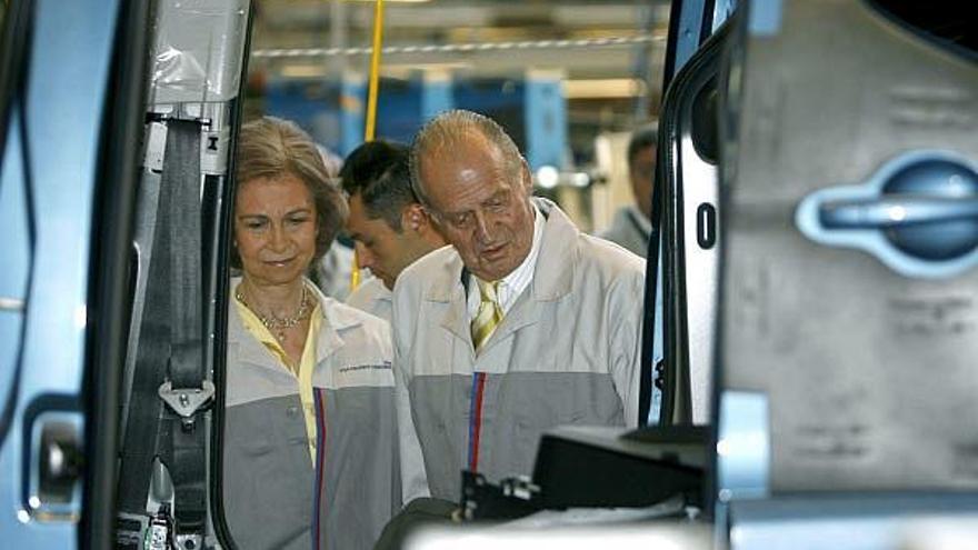 Los Reyes, que visitaron hoy la planta de PSA Peugeot Citroen en Vigo, al cumplirse este año su 50 aniversario, observan el montaje de un vehículo.