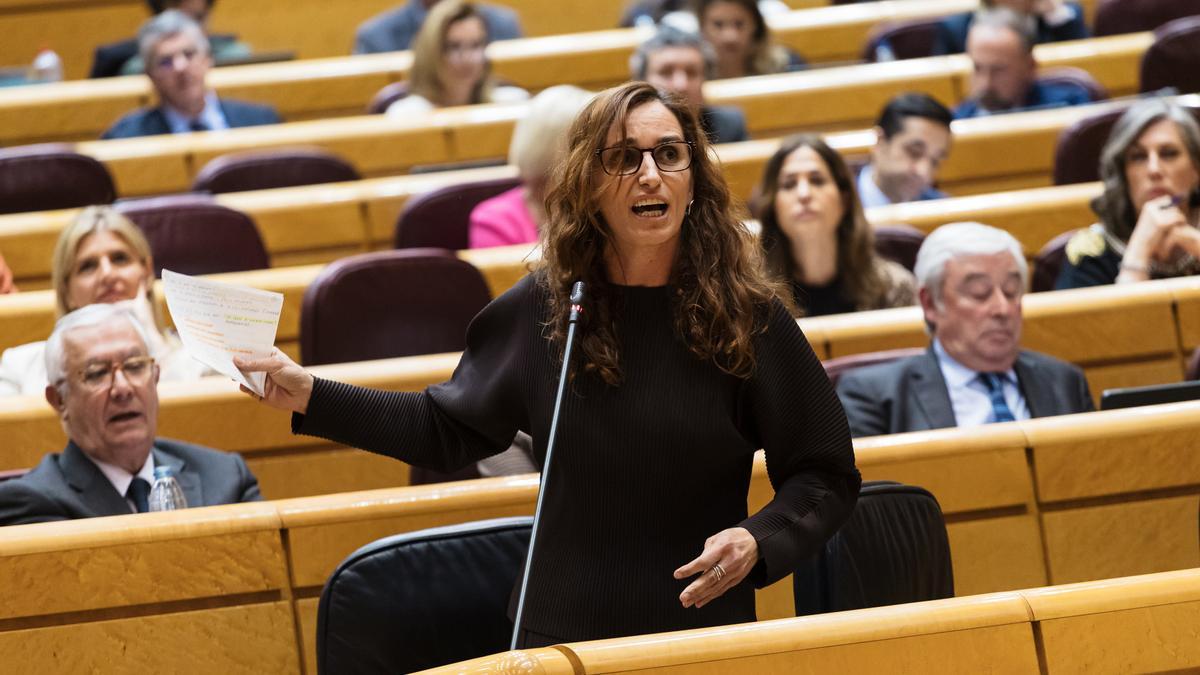 La ministra de Sanidad, Mónica García, interviene durante una sesión plenaria en el Senado.