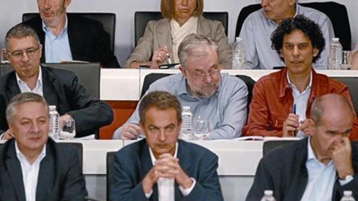 Zapatero, en primera fila, y Rubalcaba y Chacón, detrás, ayer, en la sede del PSOE.