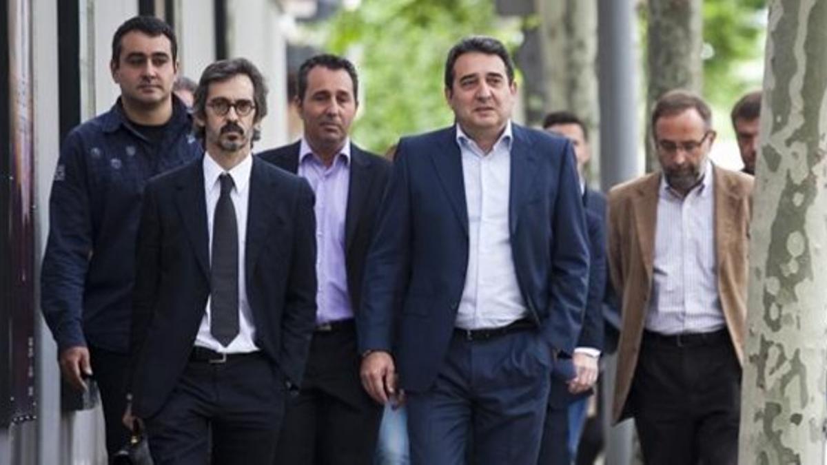El exalcalde de Sabadell, Manuel Bustos y su hermano Francisco (a su derecha, detrás), en el momento de su llegada a la sede del TSJC parta prestar declaración este martes. JOAN PUIG