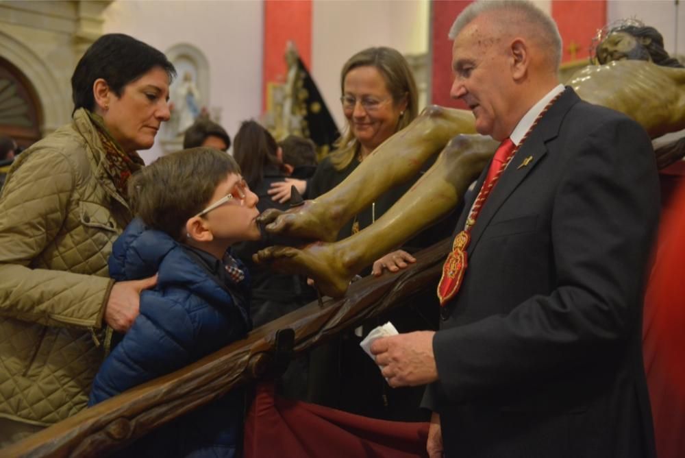 La lluvia no puede con el Besapié del Perdón