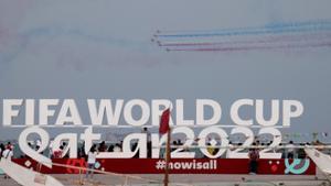 Aviones sobrevuelan el logo del Mundial de Qatar 2022.