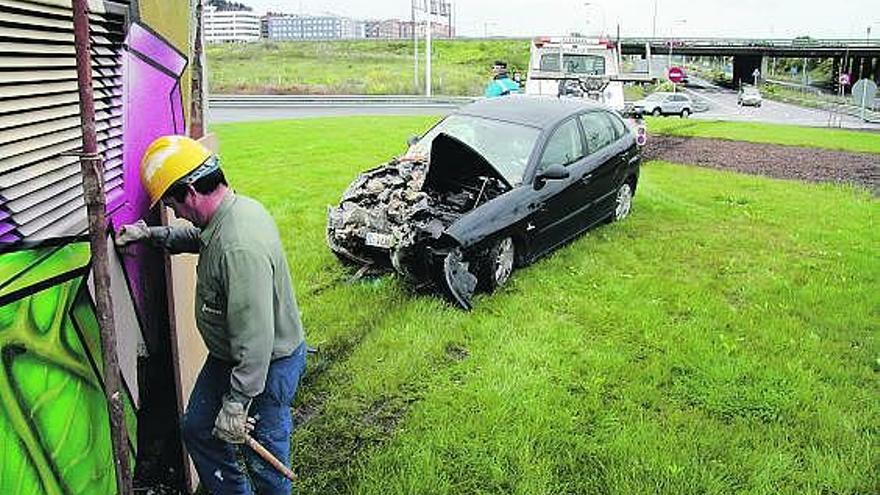 Un operario apuntala la caseta de la rotonda de la «Y» tras el último accidente registrado el pasado sábado.